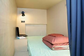 Кровать в 6-местном общем номере в  Rolling Stones hostel